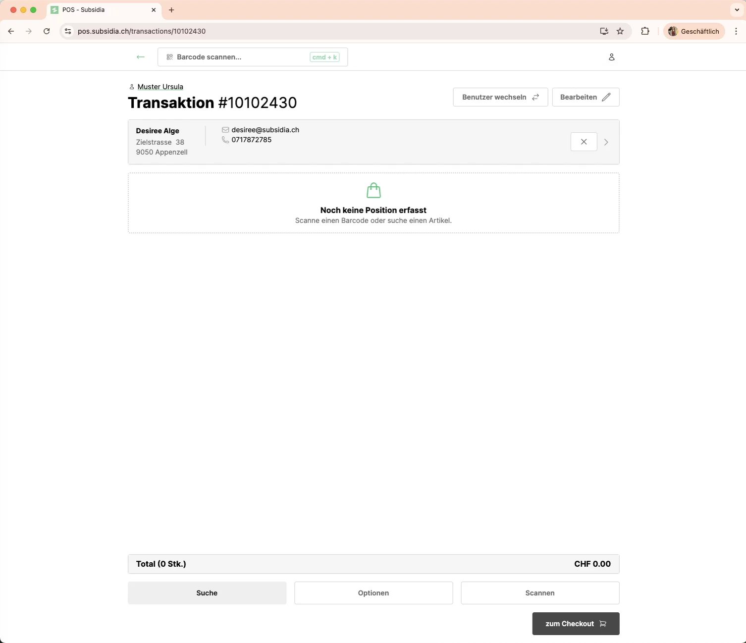 Scannt dann die Artikel des Kunden.